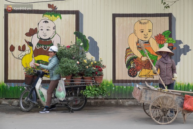 Chùm ảnh: Bức tường tôn cũ kỹ dài 300 mét ở Hà Nội bỗng hóa thành con đường bích họa đong đầy nhiều câu chuyện - Ảnh 19.