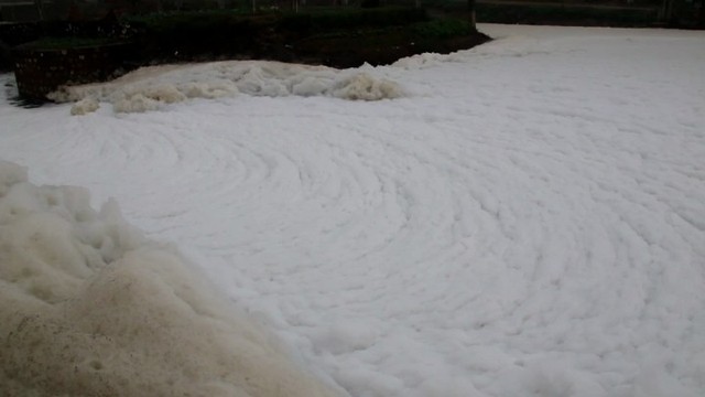 Dòng sông tuyết ở Hà Nam: Bọt trắng bay cả vào nhà - Ảnh 4.