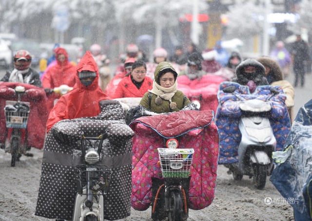 Cảnh tượng lạnh đầy khắc nghiệt tại Trung Quốc: Chị em phụ nữ quấn chăn, bịt kín lái xe máy đi làm - Ảnh 4.