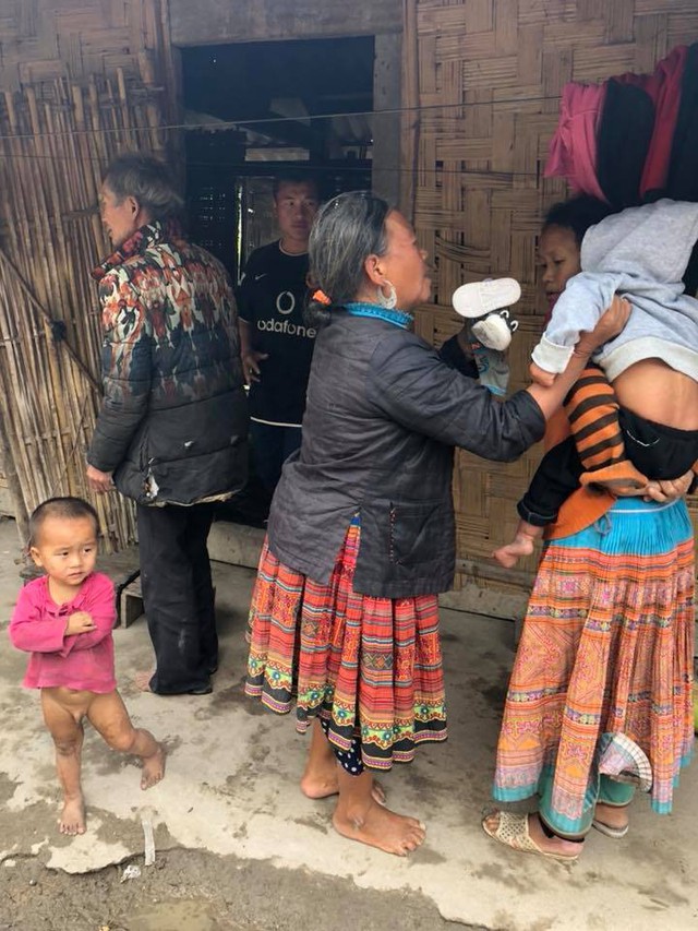 Vợ chồng ở Sài Gòn hoãn mua ô tô, vượt nghìn km đến Mường Lát nhận nuôi bé gái liệt 2 chân không manh áo giữa mùa đông - Ảnh 4.
