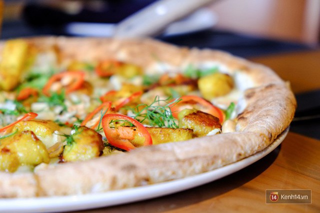 Món mới của 4Ps: Pizza chả cá - vừa mắm tôm vừa phô mai liệu có phải là chiếc pizza sai nhất từ trước tới nay? - Ảnh 4. Món mới của 4Ps: Pizza chả cá - vừa mắm tôm vừa phô mai liệu có phải là chiếc pizza sai nhất từ trước tới nay? - Ảnh 4.