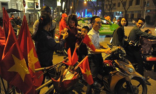 Kiếm bộn tiền đêm ăn mừng chiến thắng của tuyển U23 Việt Nam - Ảnh 4.