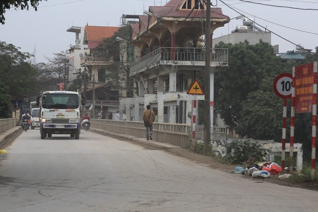 Con đường đau khổ ở Hà Nội bị cày nát, bụi vây kín nhà dân bởi hàng nghìn lượt xe siêu trọng tải mỗi ngày - Ảnh 5.