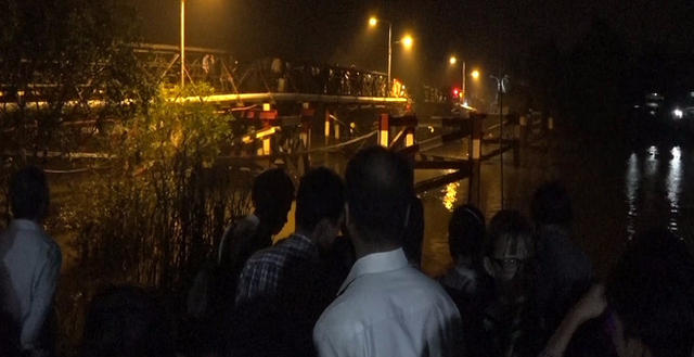 Cận cảnh hiện trường cầu sập khiến ô tô, xe máy rơi xuống sông ở Sài Gòn - Ảnh 6.