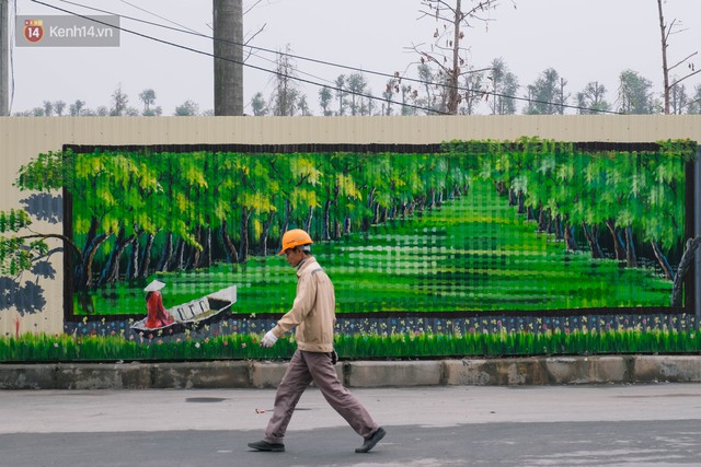Chùm ảnh: Bức tường tôn cũ kỹ dài 300 mét ở Hà Nội bỗng hóa thành con đường bích họa đong đầy nhiều câu chuyện - Ảnh 6.