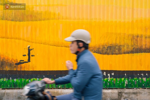 Chùm ảnh: Bức tường tôn cũ kỹ dài 300 mét ở Hà Nội bỗng hóa thành con đường bích họa đong đầy nhiều câu chuyện - Ảnh 7.