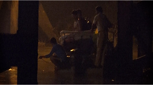 Cận cảnh hiện trường cầu sập khiến ô tô, xe máy rơi xuống sông ở Sài Gòn - Ảnh 8.