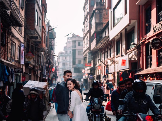 Bộ ảnh cưới không bình thường chút nào ở Nepal của cựu CEO Uber Việt Nam - Ảnh 8.