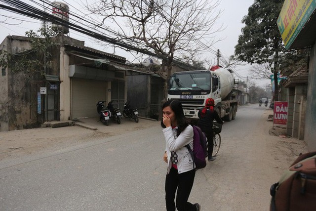 Con đường đau khổ ở Hà Nội bị cày nát, bụi vây kín nhà dân bởi hàng nghìn lượt xe siêu trọng tải mỗi ngày - Ảnh 8.