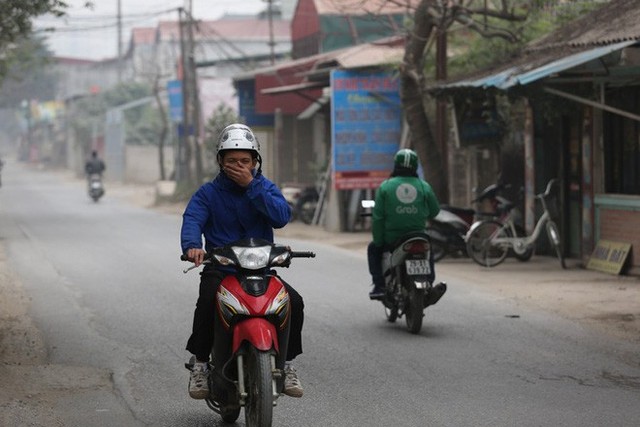 Con đường đau khổ ở Hà Nội bị cày nát, bụi vây kín nhà dân bởi hàng nghìn lượt xe siêu trọng tải mỗi ngày - Ảnh 9.