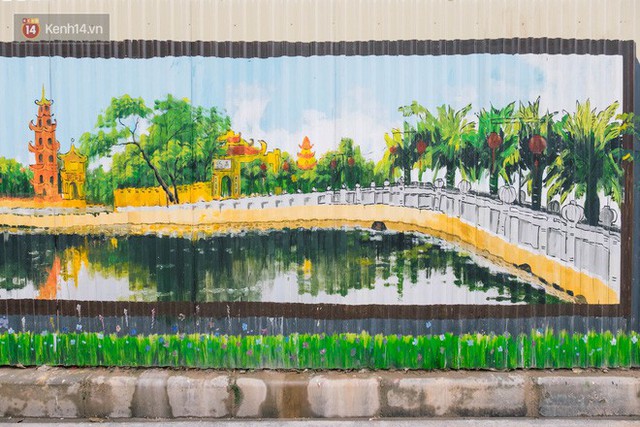 Chùm ảnh: Bức tường tôn cũ kỹ dài 300 mét ở Hà Nội bỗng hóa thành con đường bích họa đong đầy nhiều câu chuyện - Ảnh 10.