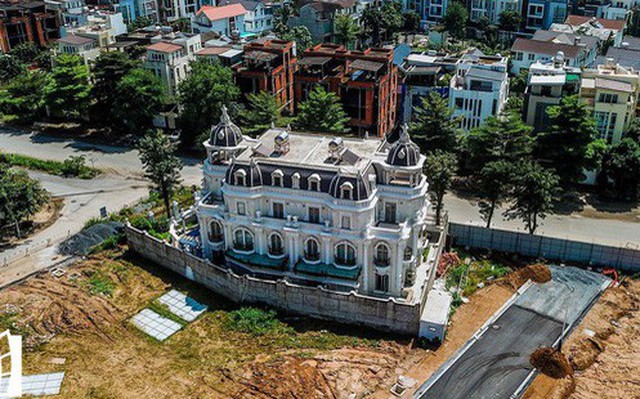 Cận cảnh hàng loạt biệt thự tỷ đồng bỏ hoang giữa lòng khu đô thị sầm uất bậc nhất khu Đông TP.HCM