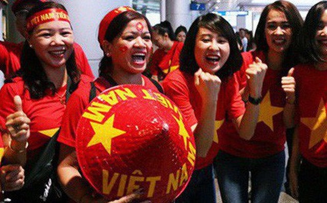 CĐV nhuộm đỏ sân bay Nội Bài và Tân Sơn Nhất, lên đường sang Malaysia "tiếp lửa" cho ĐT Việt Nam trong trận chung kết AFF Cup