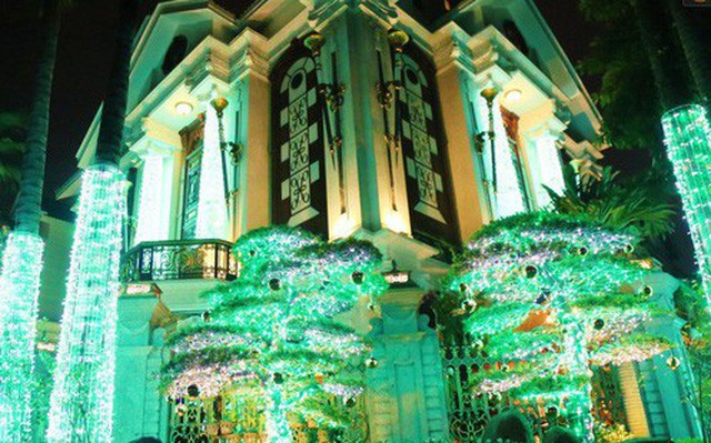 Những biệt thự triệu đô ở phố nhà giàu Sài Gòn được trang hoàng lộng lẫy như "cung điện" để đón Noel