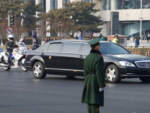  Tại sao nhà lãnh đạo Triều Tiên Kim Jong-un mặc áo khoác đen, đội mũ đen khi đến Bắc Kinh? - Ảnh 2.