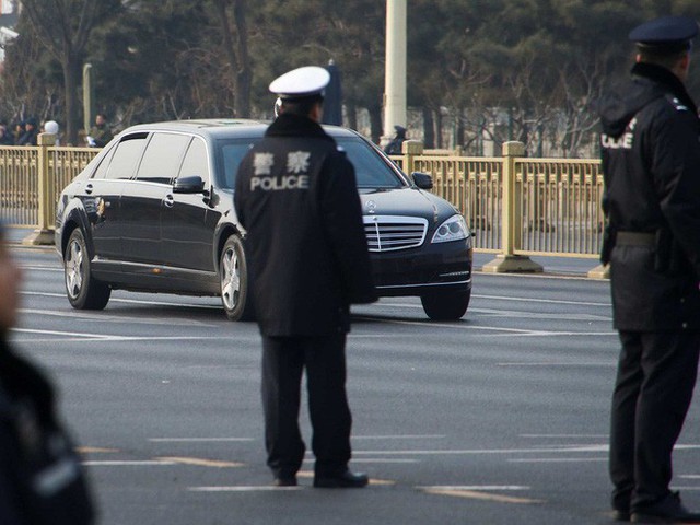  Tại sao nhà lãnh đạo Triều Tiên Kim Jong-un mặc áo khoác đen, đội mũ đen khi đến Bắc Kinh? - Ảnh 5.