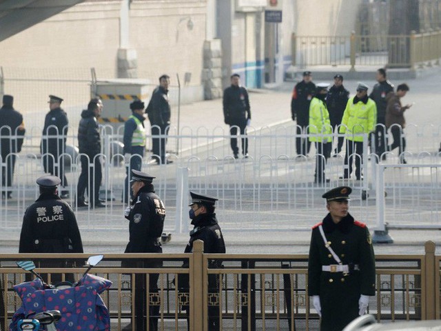  Tại sao nhà lãnh đạo Triều Tiên Kim Jong-un mặc áo khoác đen, đội mũ đen khi đến Bắc Kinh? - Ảnh 6.