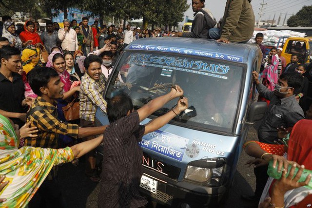 24h qua ảnh: Công nhân làm việc trong một nhà máy gạch ở Bangladesh - Ảnh 9.