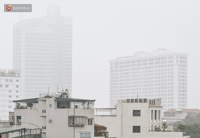 Chùm ảnh: Sáng cuối tuần, sương mù dày đặc phủ kín Hà Nội khiến người dân ngỡ như đang ở Sapa - Ảnh 1.
