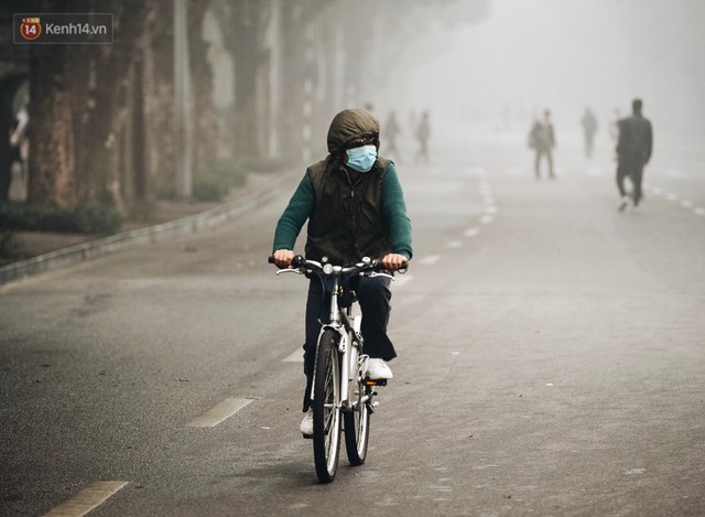 Chùm ảnh: Sáng cuối tuần, sương mù dày đặc phủ kín Hà Nội khiến người dân ngỡ như đang ở Sapa - Ảnh 12.
