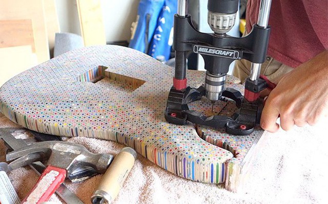 Cùng xem anh chàng khéo tay chế tác chiếc guitar điện đẹp kiệt xuất từ 1200 cái bút chì - Ảnh 14. Cùng xem anh chàng khéo tay chế tác chiếc guitar điện đẹp kiệt xuất từ 1200 cái bút chì - Ảnh 14.