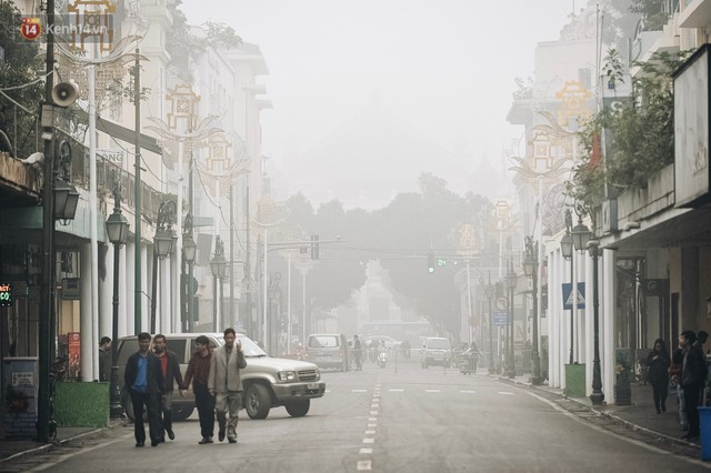 Chùm ảnh: Sáng cuối tuần, sương mù dày đặc phủ kín Hà Nội khiến người dân ngỡ như đang ở Sapa - Ảnh 10.