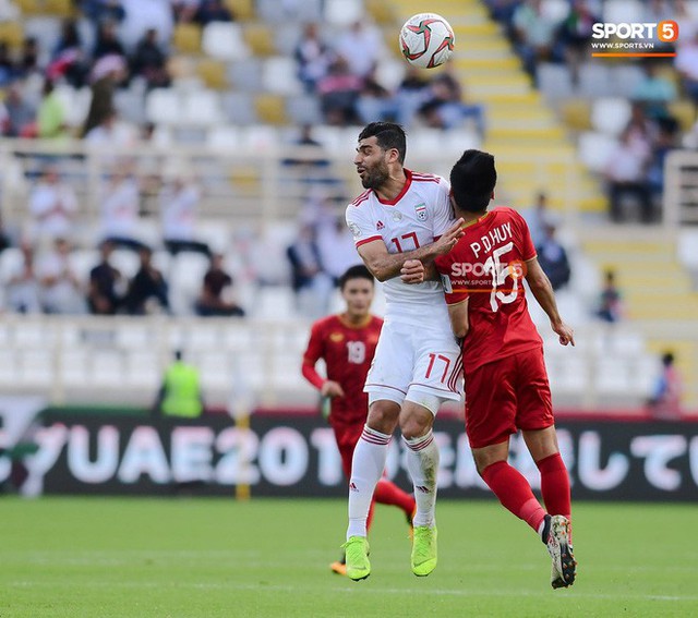 asian cup 2019 - Đức Huy mất trí nhớ tạm thời sau pha va chạm kinh hoàng với cầu thủ Iran - photo asian cup 2019 - photo 1 1547342476019424376698 - Đức Huy mất trí nhớ tạm thời sau pha va chạm kinh hoàng với cầu thủ Iran