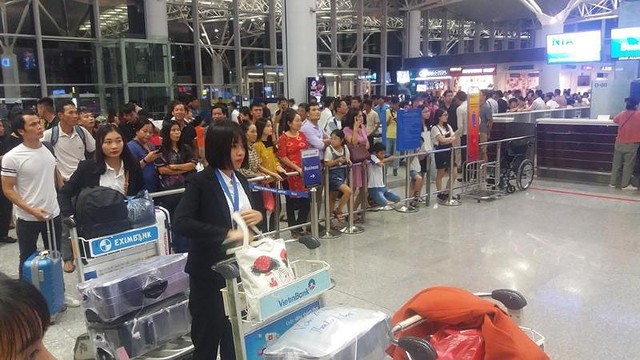 Tết này phải tạm biệt người thân sớm ở sân bay Nội Bài - Ảnh 1.