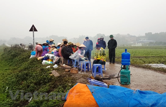 Người dân Nam Sơn vẫn đang căng lều bạt ngăn chặn xe vào bãi rác - Ảnh 2.