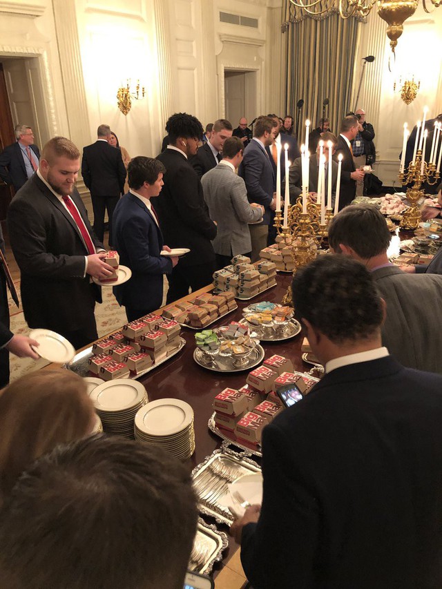 Trump tự bỏ tiền túi mở tiệc pizza mừng đội bóng vô địch - Ảnh 1.