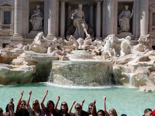 Roma: Chính quyền và nhà thờ tranh nhau số tiền xu 40 tỷ do du khách ném xuống đài phun nước cầu may - Ảnh 1.