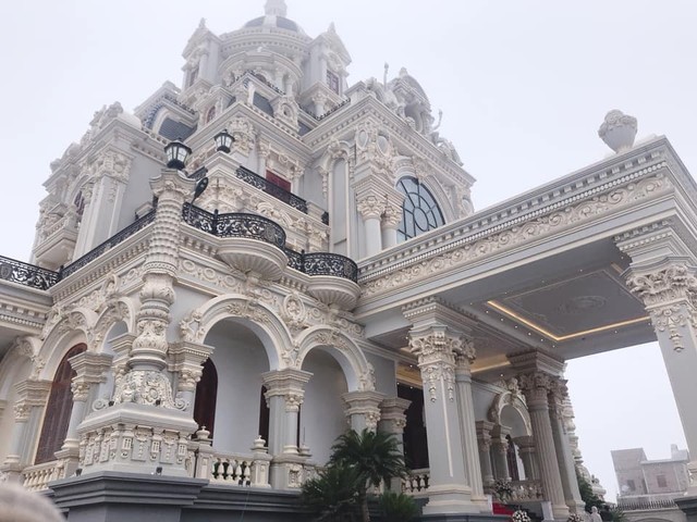 Cô dâu vàng đeo trĩu cổ sống trong lâu đài 7 tầng ở Nam Định: Bố mẹ cho 200 cây vàng, 2 sổ đỏ và rước dâu bằng Rolls-Royce Phantom 35 tỷ - Ảnh 2.