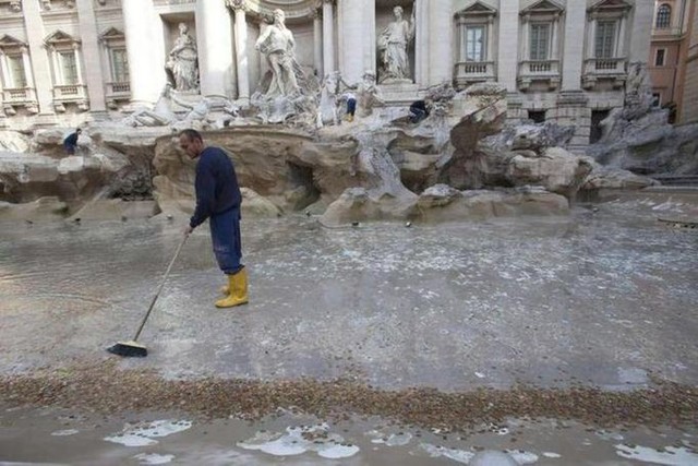 Roma: Chính quyền và nhà thờ tranh nhau số tiền xu 40 tỷ do du khách ném xuống đài phun nước cầu may - Ảnh 3.