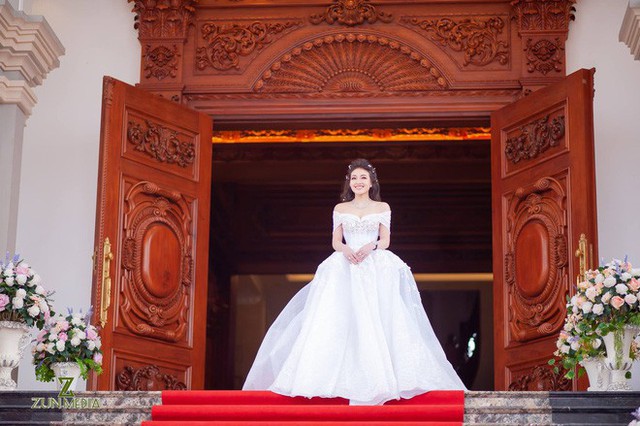 Cô dâu vàng đeo trĩu cổ sống trong lâu đài 7 tầng ở Nam Định: Bố mẹ cho 200 cây vàng, 2 sổ đỏ và rước dâu bằng Rolls-Royce Phantom 35 tỷ - Ảnh 6.
