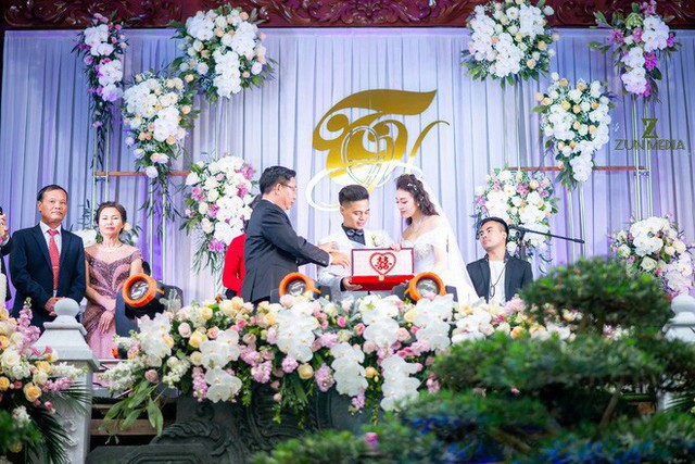 Cô dâu vàng đeo trĩu cổ sống trong lâu đài 7 tầng ở Nam Định: Bố mẹ cho 200 cây vàng, 2 sổ đỏ và rước dâu bằng Rolls-Royce Phantom 35 tỷ - Ảnh 8.