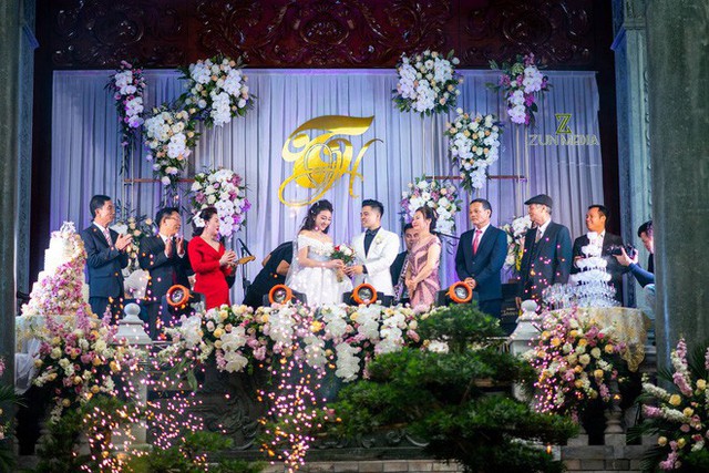 Cô dâu vàng đeo trĩu cổ sống trong lâu đài 7 tầng ở Nam Định: Bố mẹ cho 200 cây vàng, 2 sổ đỏ và rước dâu bằng Rolls-Royce Phantom 35 tỷ - Ảnh 9.