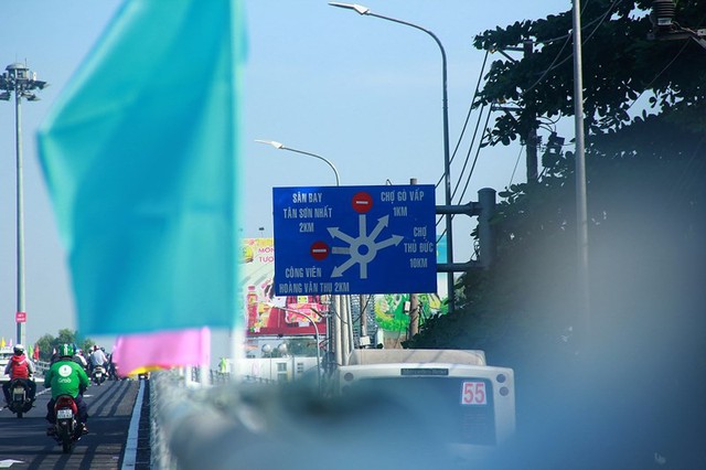 Ngày đầu thông xe cầu vượt ngã 7 gần sân bay Tân Sân Nhất - Ảnh 4.