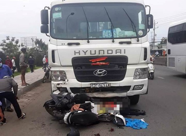  Vụ tai nạn kinh hoàng ở Long An: Chiếc xe container tông thẳng vào, không ai kịp trở tay - Ảnh 6.