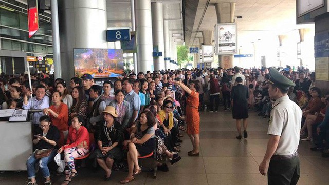 Biển người đón Việt kiều về quê ăn Tết ở sân bay Tân Sơn Nhất - Ảnh 13.