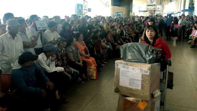 Biển người đón Việt kiều về quê ăn Tết ở sân bay Tân Sơn Nhất - Ảnh 7.