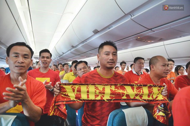 Clip: Hơn 300 CĐV hát Quốc ca trên độ cao hơn 10.000m, một lòng hướng về ĐT Việt Nam trong trận tứ kết Asian Cup 2019 - Ảnh 4.