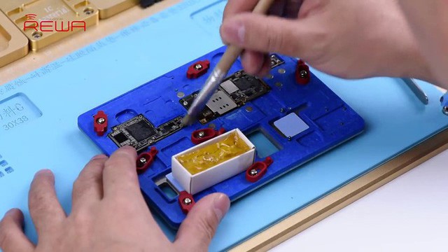 Kỹ thuật viên Trung Quốc độ thành công iPhone XS Max 1 SIM vật lý thành 2 SIM vật lý, nhưng xem xong có lẽ chẳng ai muốn làm theo - Ảnh 8. Kỹ thuật viên Trung Quốc độ thành công iPhone XS Max 1 SIM vật lý thành 2 SIM vật lý, nhưng xem xong có lẽ chẳng ai muốn làm theo - Ảnh 8.