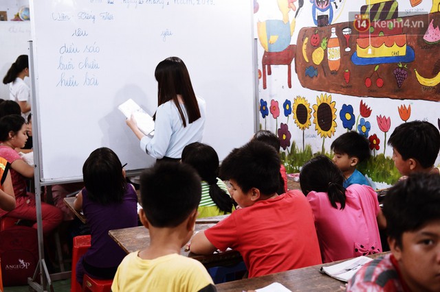 Chuyện cảm động trong lớp học miễn phí cho công nhân, tài xế nghèo ở Sài Gòn: Sáng mưu sinh tối cắp sách học chữ! - Ảnh 2.