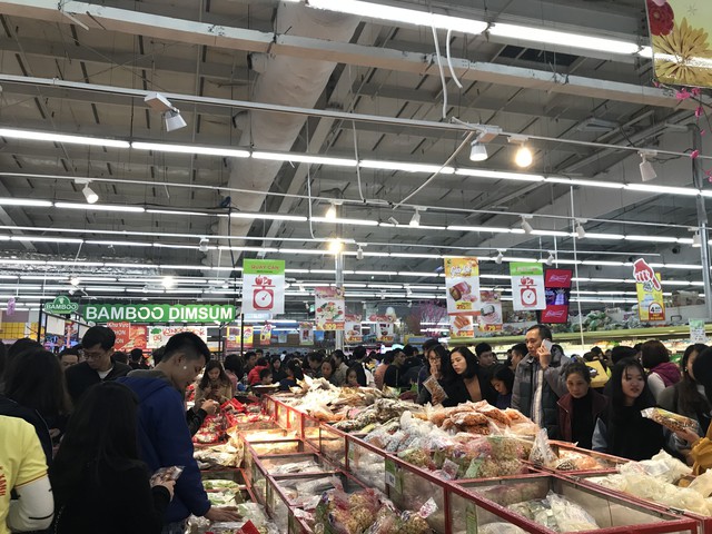 22h, các ông bố vẫn chật vật ôm con đứng khắp siêu thị - Ảnh 2. 22h, các ông bố vẫn chật vật ôm con đứng khắp siêu thị - Ảnh 2.