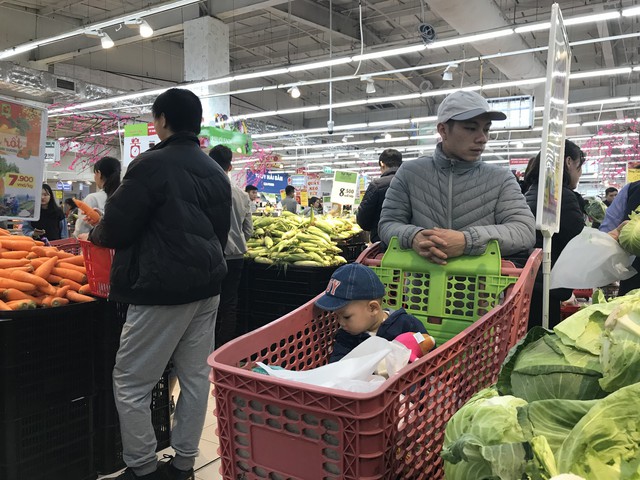 22h, các ông bố vẫn chật vật ôm con đứng khắp siêu thị - Ảnh 13. 22h, các ông bố vẫn chật vật ôm con đứng khắp siêu thị - Ảnh 13.