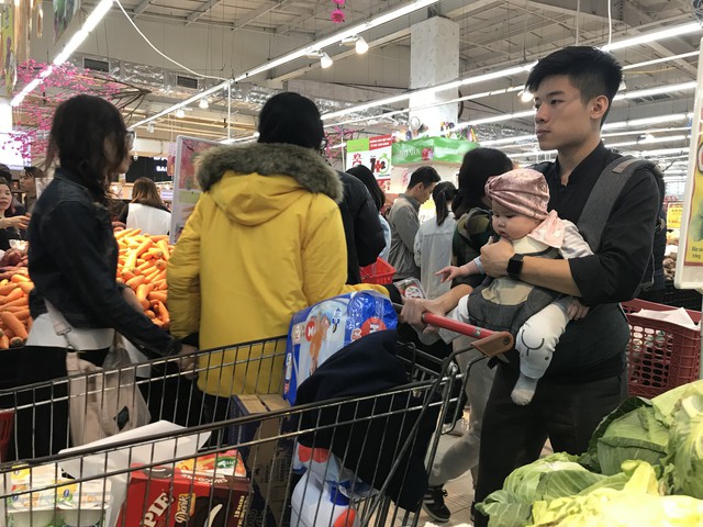 22h, các ông bố vẫn chật vật ôm con đứng khắp siêu thị - Ảnh 15. 22h, các ông bố vẫn chật vật ôm con đứng khắp siêu thị - Ảnh 15.