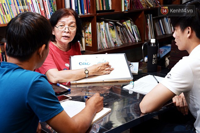 Chuyện cảm động trong lớp học miễn phí cho công nhân, tài xế nghèo ở Sài Gòn: Sáng mưu sinh tối cắp sách học chữ! - Ảnh 3. Chuyện cảm động trong lớp học miễn phí cho công nhân, tài xế nghèo ở Sài Gòn: Sáng mưu sinh tối cắp sách học chữ! - Ảnh 3.