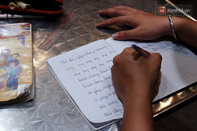 Chuyện cảm động trong lớp học miễn phí cho công nhân, tài xế nghèo ở Sài Gòn: Sáng mưu sinh tối cắp sách học chữ! - Ảnh 5.