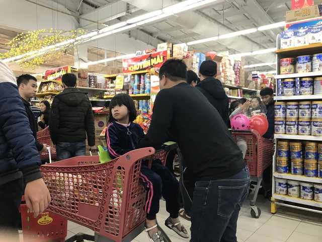22h, các ông bố vẫn chật vật ôm con đứng khắp siêu thị - Ảnh 6. 22h, các ông bố vẫn chật vật ôm con đứng khắp siêu thị - Ảnh 6.