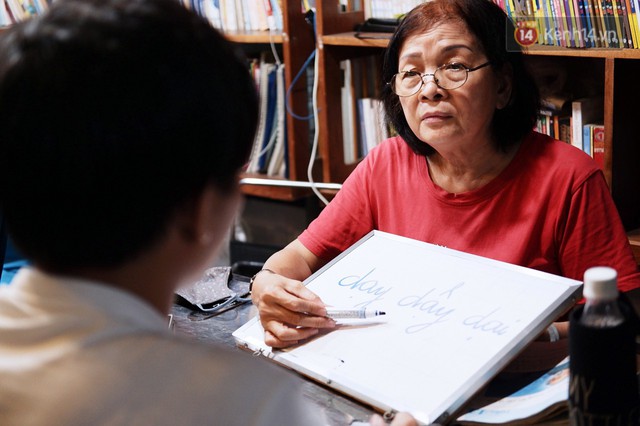 Chuyện cảm động trong lớp học miễn phí cho công nhân, tài xế nghèo ở Sài Gòn: Sáng mưu sinh tối cắp sách học chữ! - Ảnh 7. Chuyện cảm động trong lớp học miễn phí cho công nhân, tài xế nghèo ở Sài Gòn: Sáng mưu sinh tối cắp sách học chữ! - Ảnh 7.